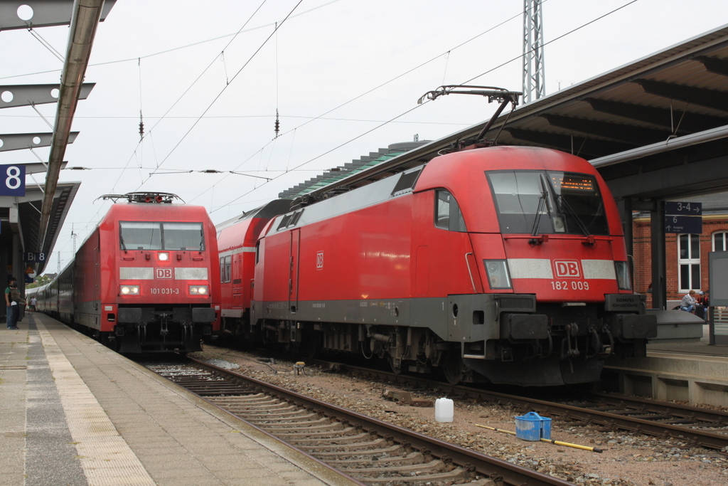 101 031-3 mit IC 2405 von Stralsund nach Kln Hbf kurz vor der Ausfahrt im Rostocker Hbf.22.07.2017 fr den Fotografen gab es dann Fernlicht inklusive. 