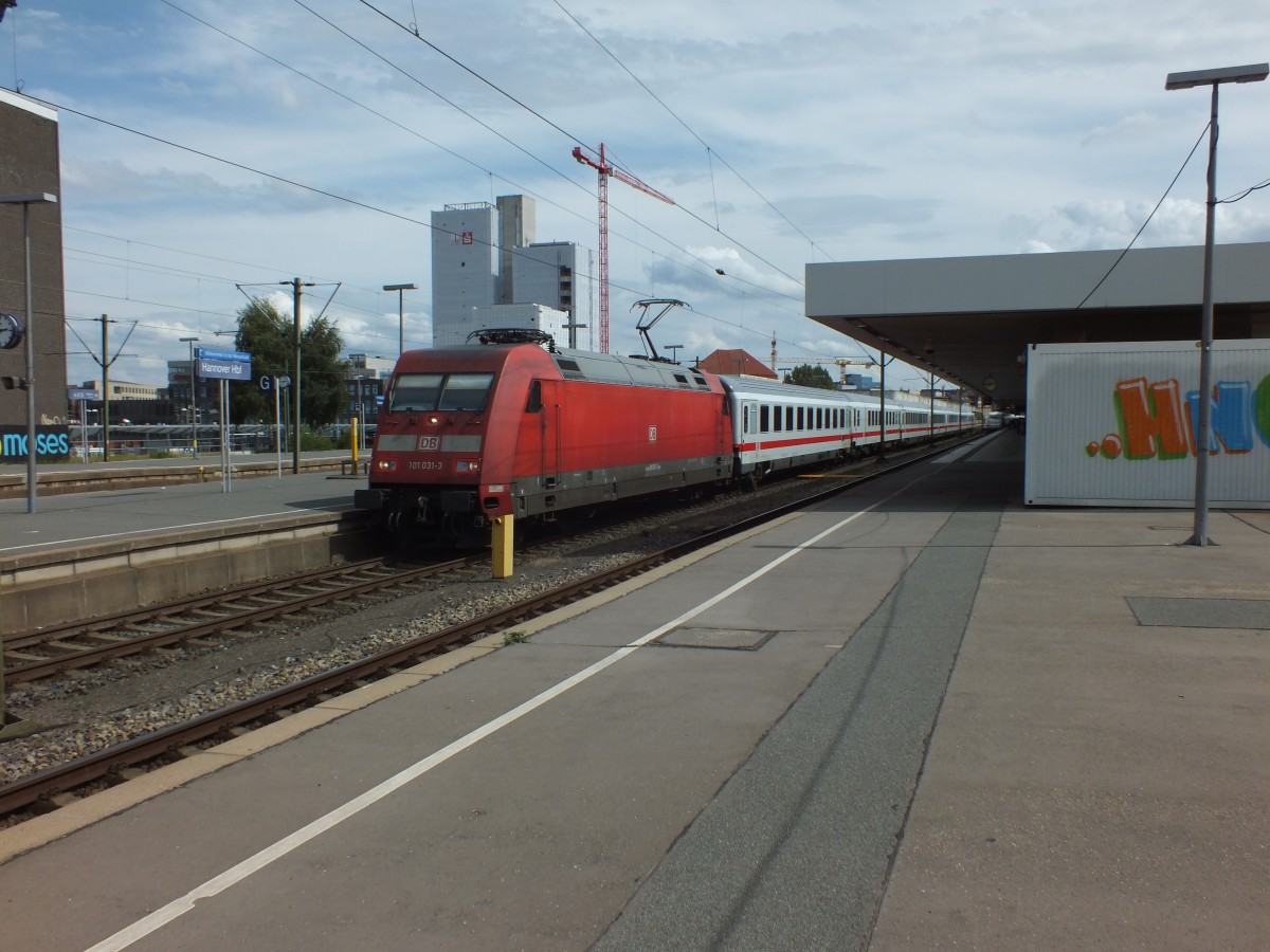 101 031 verlässt am 13.08.14 mit einem InterCity nach Emden Hannover.