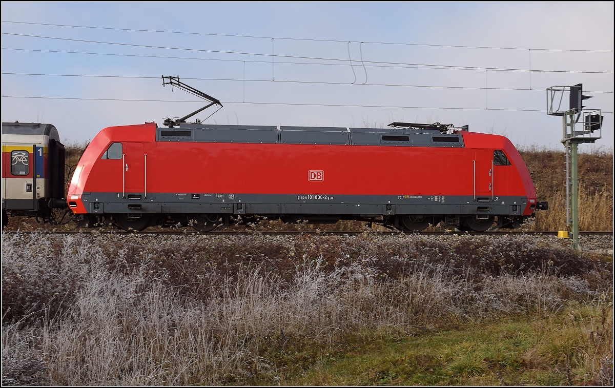 101 036 mit einem IC von Basel bei Schliengen. Dezember 2018.