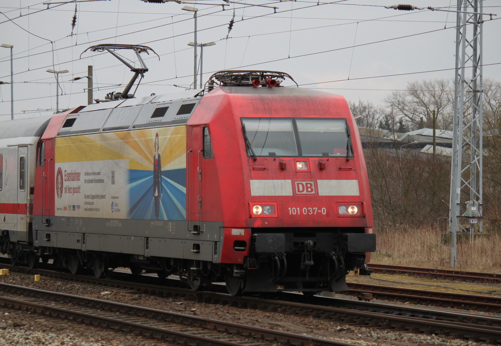 101 037 mit IC 2212(Koblenz-Stralsund)bei der Einfahrt im Rostocker Hbf.27.03.2015