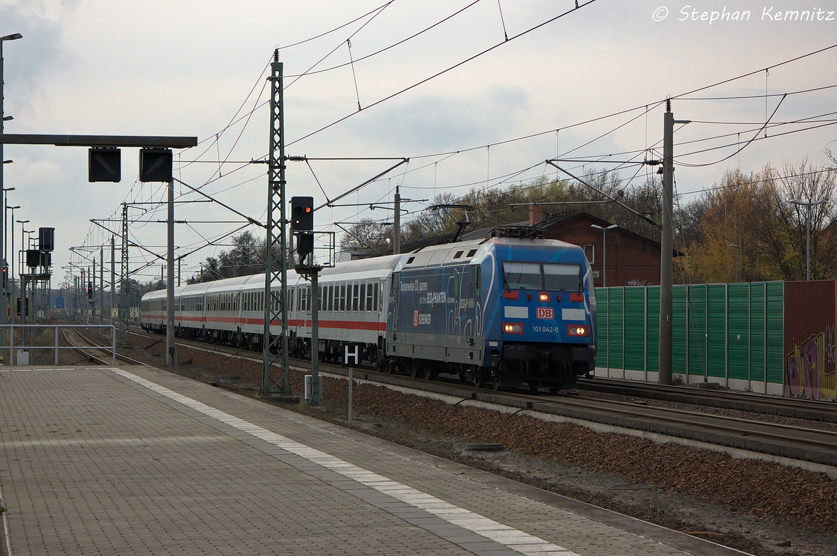 101 042-0  Ecophant  mit dem IC 1931 von Lneburg nach Berlin Sdkreuz in Rathenow. Der IC 1931 war auch als Bundeswehrintercity bekannt und fuhr Freitags von Munster(rtze) nach Berlin Sdkreuz. Der Abschnitt Munster(rtze) - Uelzen war eine 218er Leistung gewesen. In Uelzen wurde dann auf eine E-Lok umgespannt und sie brachte ihn, dann nach Berlin Sdkreuz. Da der Intercity zwischen Munster(rtze) und Uelzen nicht mehr so ausgelastet war, wie zu Wehrpflichtzeiten, beginnt der IC 1931 nun in Lneburg. Ab dem Fahrplanwechsel 2013, beginnt der IC 1931 dann im Hamburger Hbf. 08.11.2013 