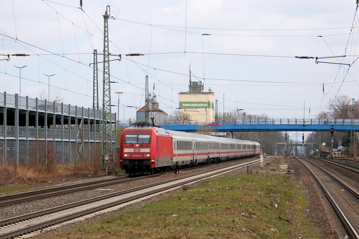 101 044-6 kommt aus Hamburg angerauscht. Tostedt, 16.03.2020