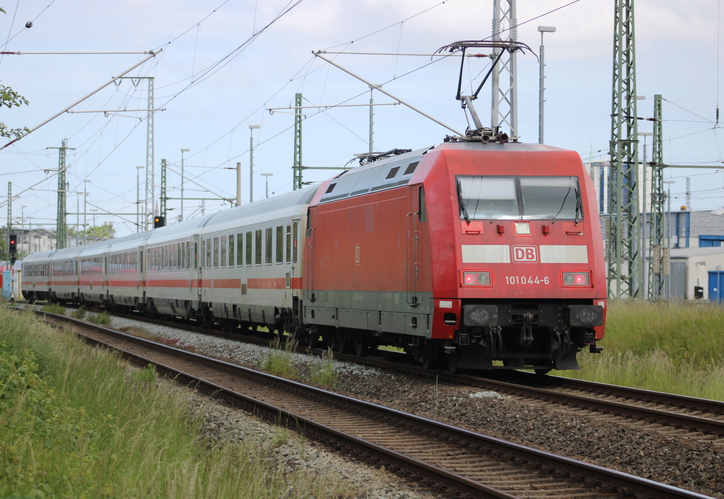 101 044 mit IC 2272(Dresden-Warnemünde)bei der Einfahrt im Rostocker Hbf.29.05.2022