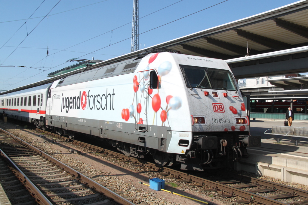 101 050-3 mit IC 2376(Karlsruhe-Stralsund)bei der Ausfahrt im Rostocker Hbf.19.04.2015