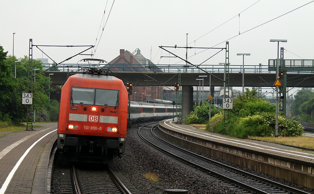 101 056-0 mit dem EC 9 nach Chur kurz vor der Abfahrt im Bhf HH-Harburg. 29.06.2013