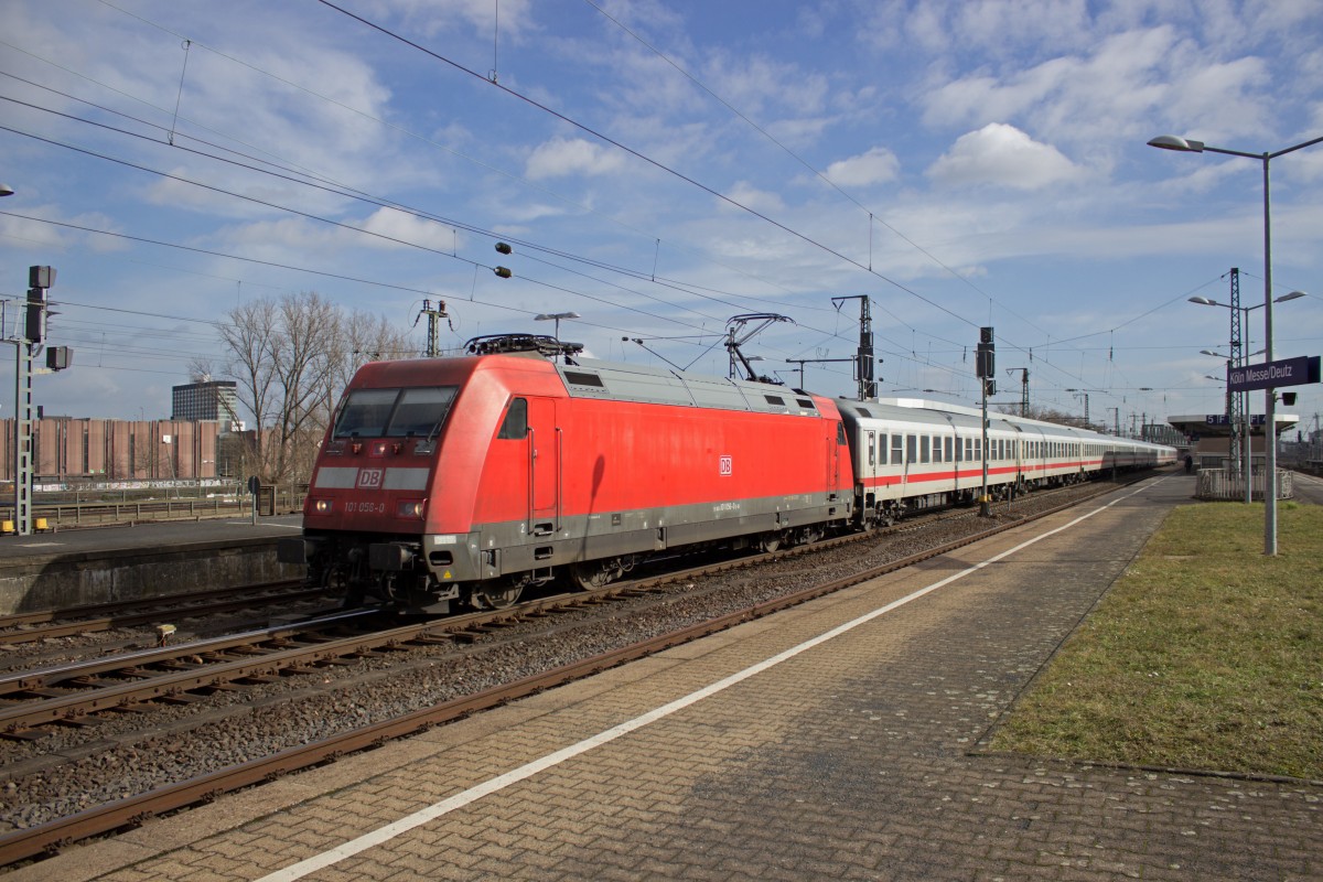 101 056 erreicht mit einem sehr langen, möglicherweise aus Hamburg kommenden InterCity gleich Köln Hbf, muss vorher aber noch die Hohenzollernbrücke überqueren.