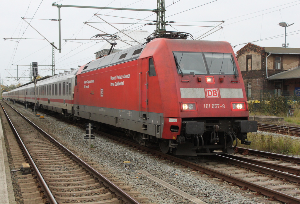 101 057-8 mit IC 2356(Umleiter)von Ostseebad Binz nach Frankfurt(M) Flughafen Fernbf kurz der Ausfahrt am 24.10.2015 im Rostocker Hbf