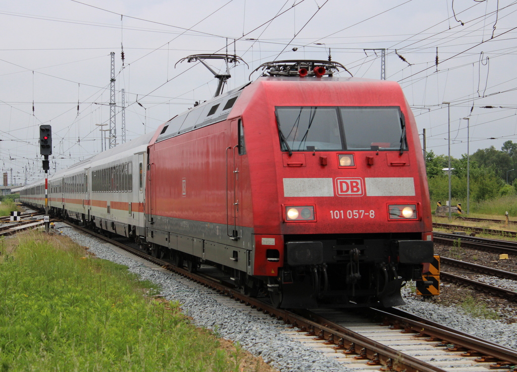 101 057 mit IC 2217(Züssow - Stuttgart)bei der Einfahrt am 12.06.2021 im Rostocker Hbf. 