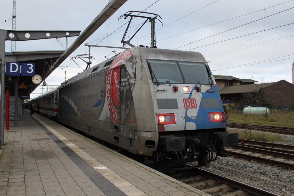 101 060 mit IC 2377(Binz-Frankfurt)kurz vor der Ausfahrt im Rostocker Hbf.22.11.2015