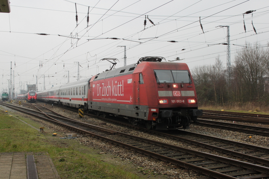 101 062-8  D'r Zoch ktt! mit IC 2182 von Hannover Hbf nach Stralsund Hbf bei der Einfahrt im Rostocker Hbf.02.01.2016