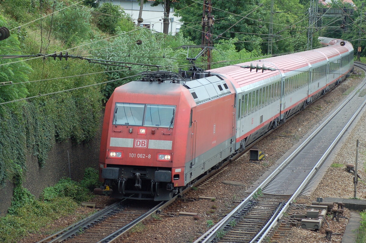 101 062-8 mit EC Mozart in der Einfahrt von Ulm am 04.08.2008.