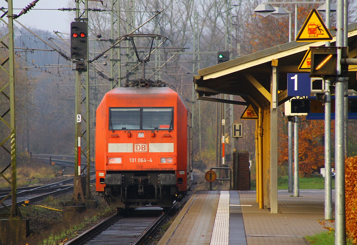 101 064-4 rauscht hier mit hohem Tempo durch Schleswig gen Flensburg um dort als Zuglok des IC 2417 nach Köln eingesetzt zu werden. Schleswig 23.11.2014