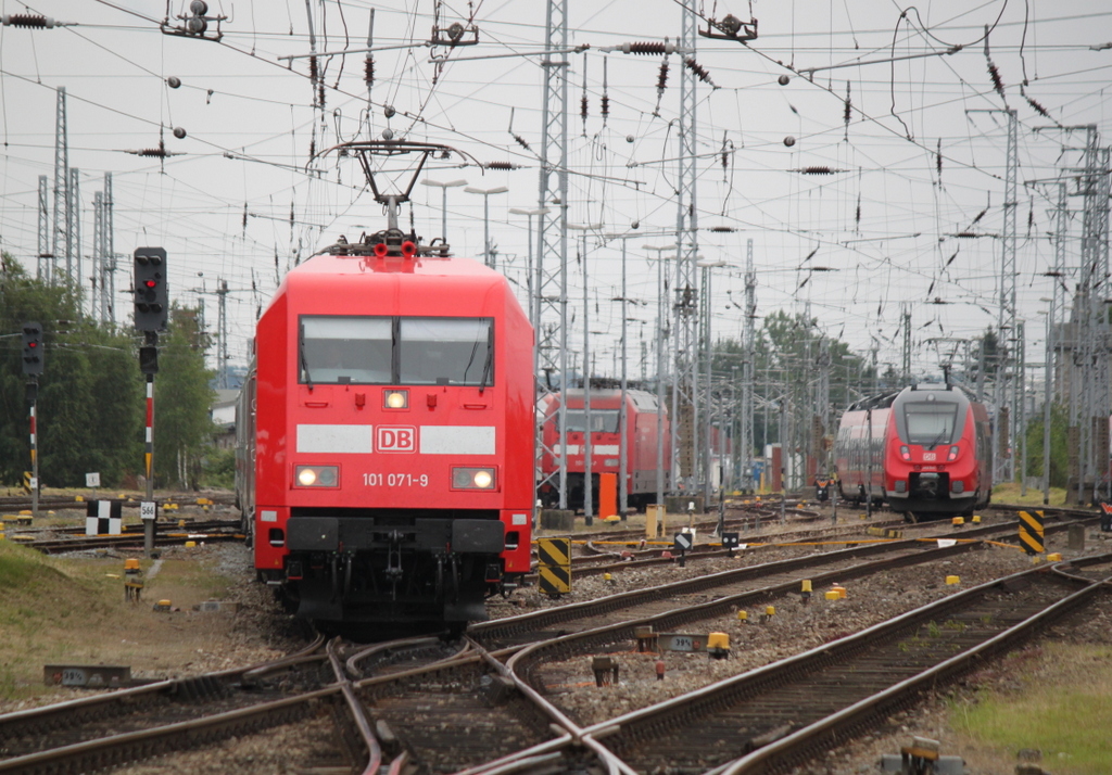 101 071-9 mit IC 2388(Leipzig-Warnemnde)bei der Einfahrt im Rostocker Hbf.22.07.2017