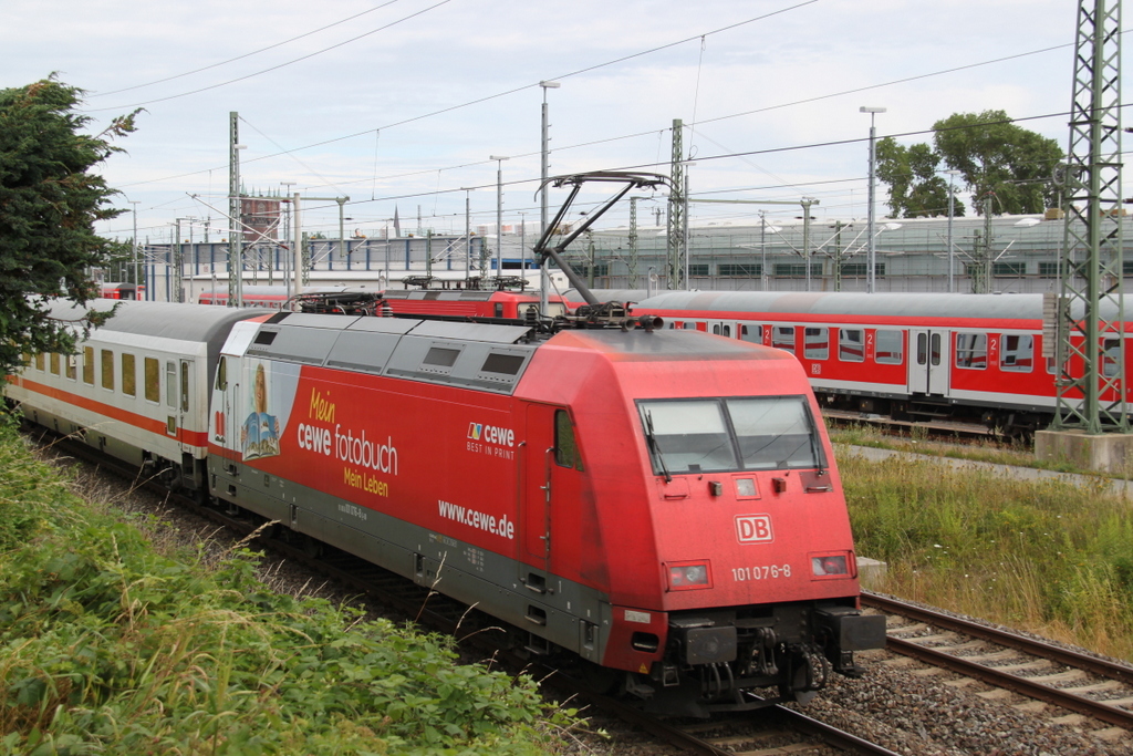 101 076-8 mit IC 2182(Hamburg-Stralsund)bei der Einfahrt im Rostocker Hbf.10.07.2016