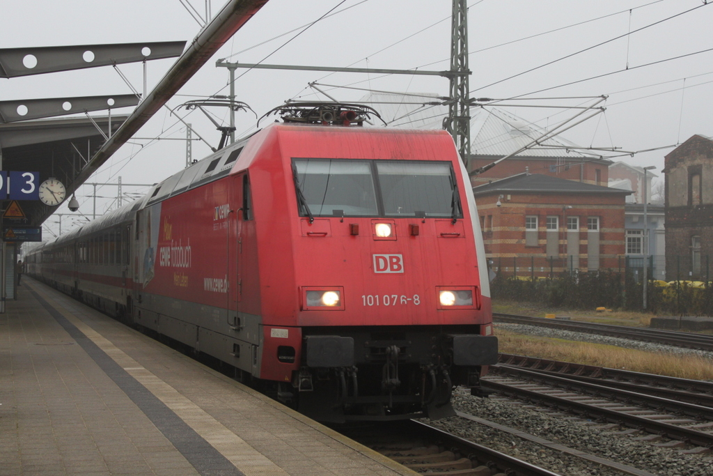 101 076-8 mit IC 2373(Stralsund-Karlsruhe)bei der Ausfahrt im Rostocker Hbf.04.02.2017