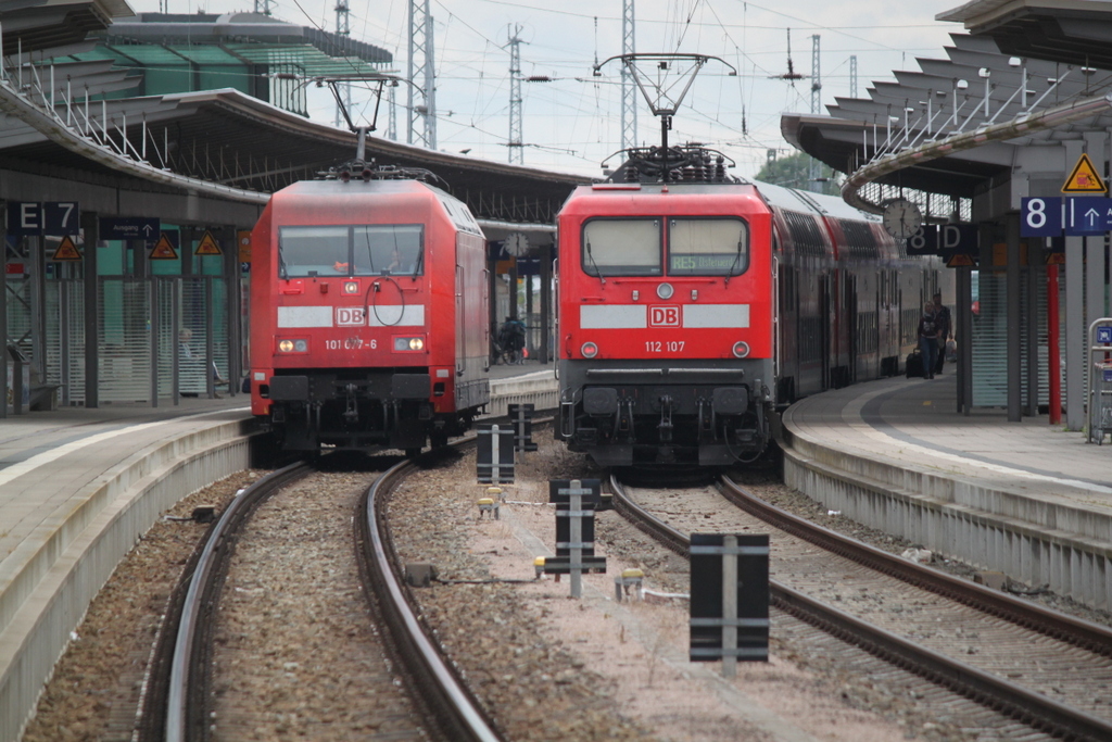 101 077-6 beim Rangieren im Rostocker Hbf neben an stand 112 107 mit RE 4363 von Rostock Hbf nach Elsterwerda.01.07.2016