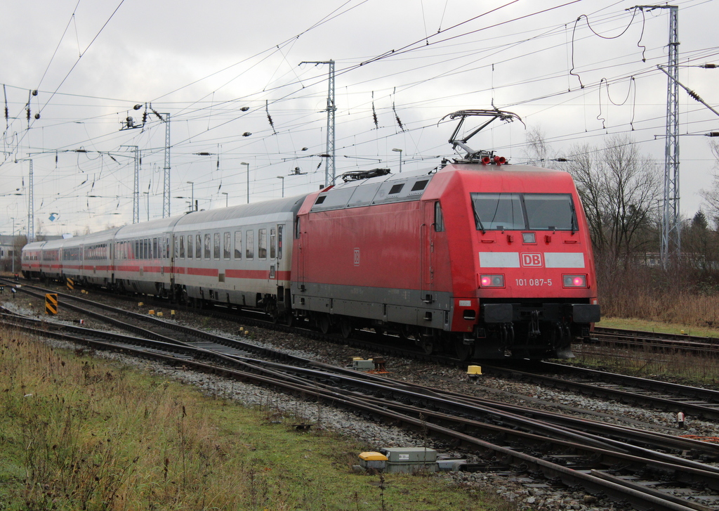 101 087-5 mit IC 2239(Warnemünde-Leipzig)bei der Ausfahrt im Rostocker Hbf.08.01.2021