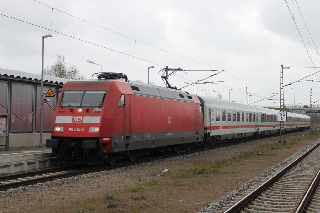 101 092-5 mit IC 2238(Leipzig-Warnemünde)bei der Durchfahrt in Warnemünde-Werft.15.04.2017