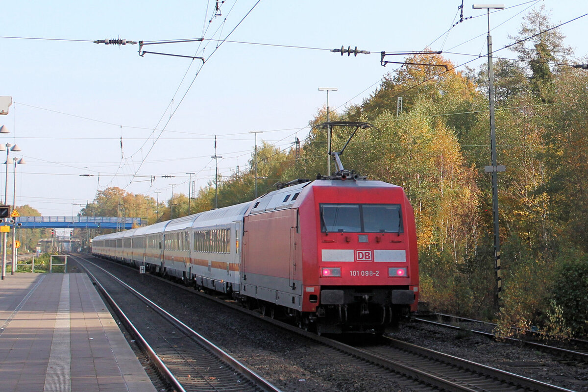 101 098-2 auf den Weg nach Hamburg. Tostedt, 30.10.2022.