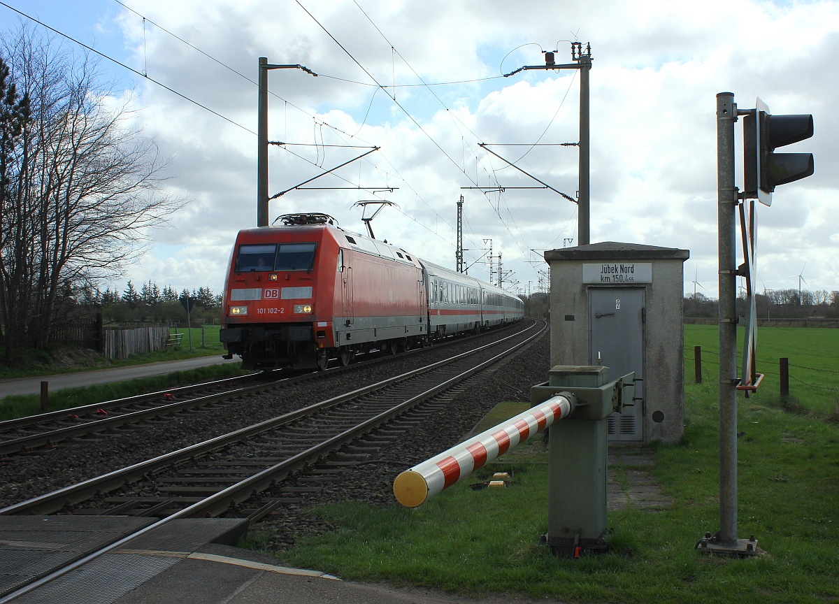 101 102-2 mit IC Richtung Flensburg. 17.04.2016