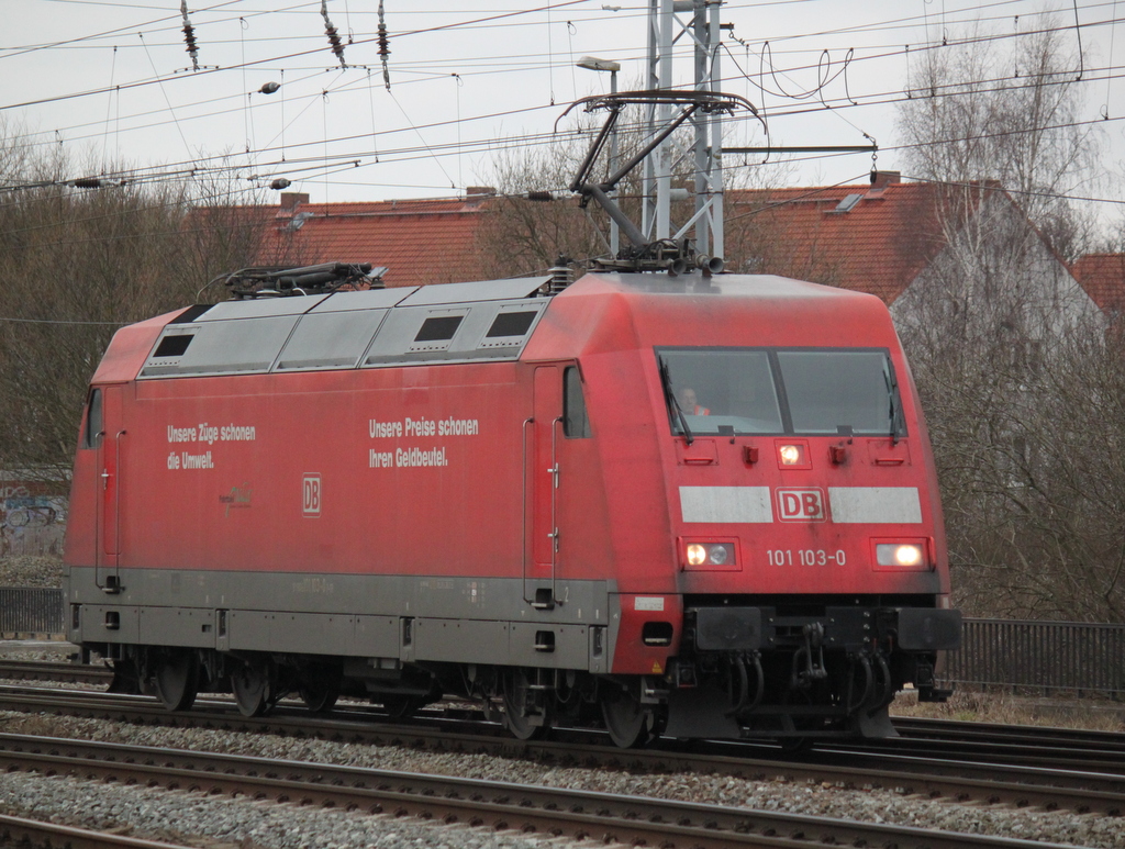 101 103-0 beim Rangieren am 15.03.2015 im Rostocker Hbf.