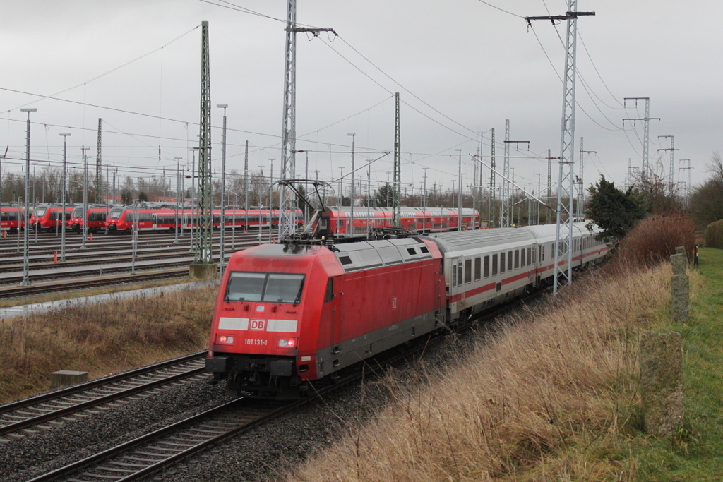 101 131-1 mit IC 2417(Rostock-Köln)bei der Ausfahrt im Rostocker Hbf.18.12.2016