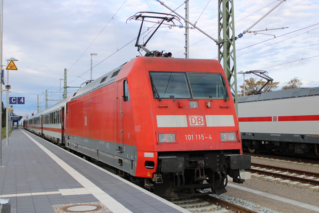 101 132-9+101 115-4(hinten)mit IC 2903 von Warnemünde nach Dresden Hbf stand mal wieder für einen ausgefallenen 4110 in Warnemünde bereit.25.10.2020