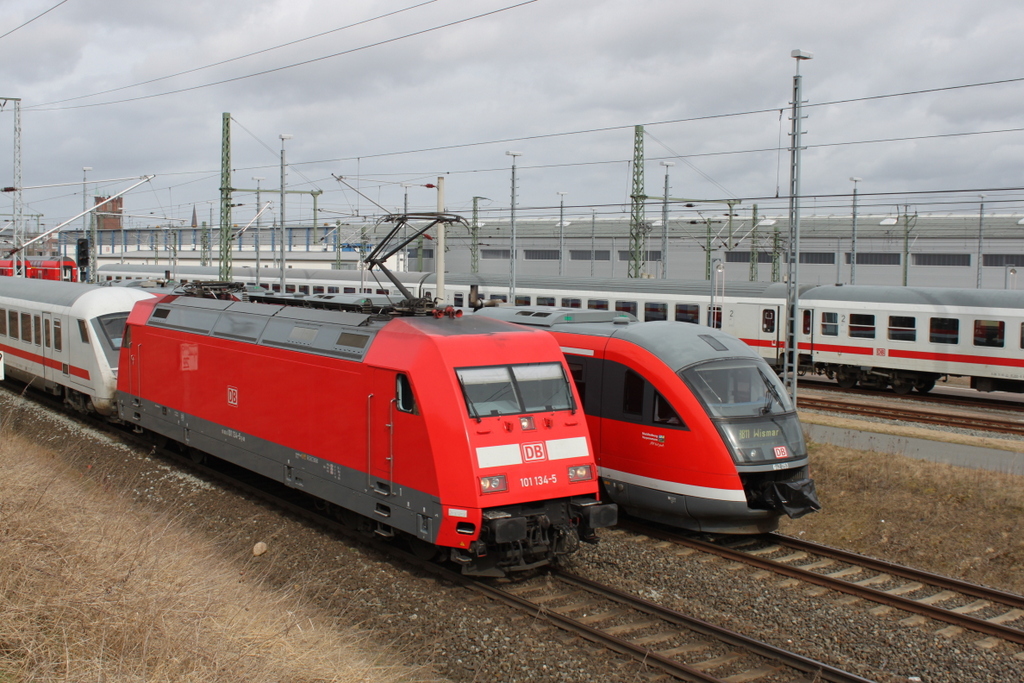 101 134-5 mit IC 2213(Binz-Stuttgart)bei der Ausfahrt im Rostocker Hbf.17.03.2017