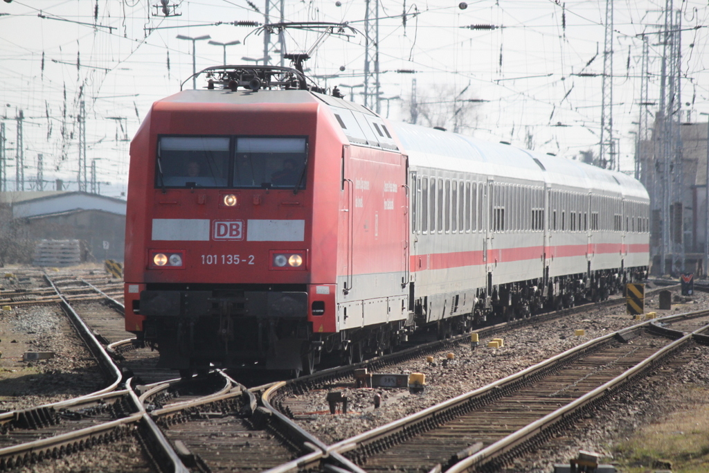 101 135-2 mit IC 2238(Leipzig-Rostock)bei der Einfahrt im Rostocker Hbf.26.03.2016