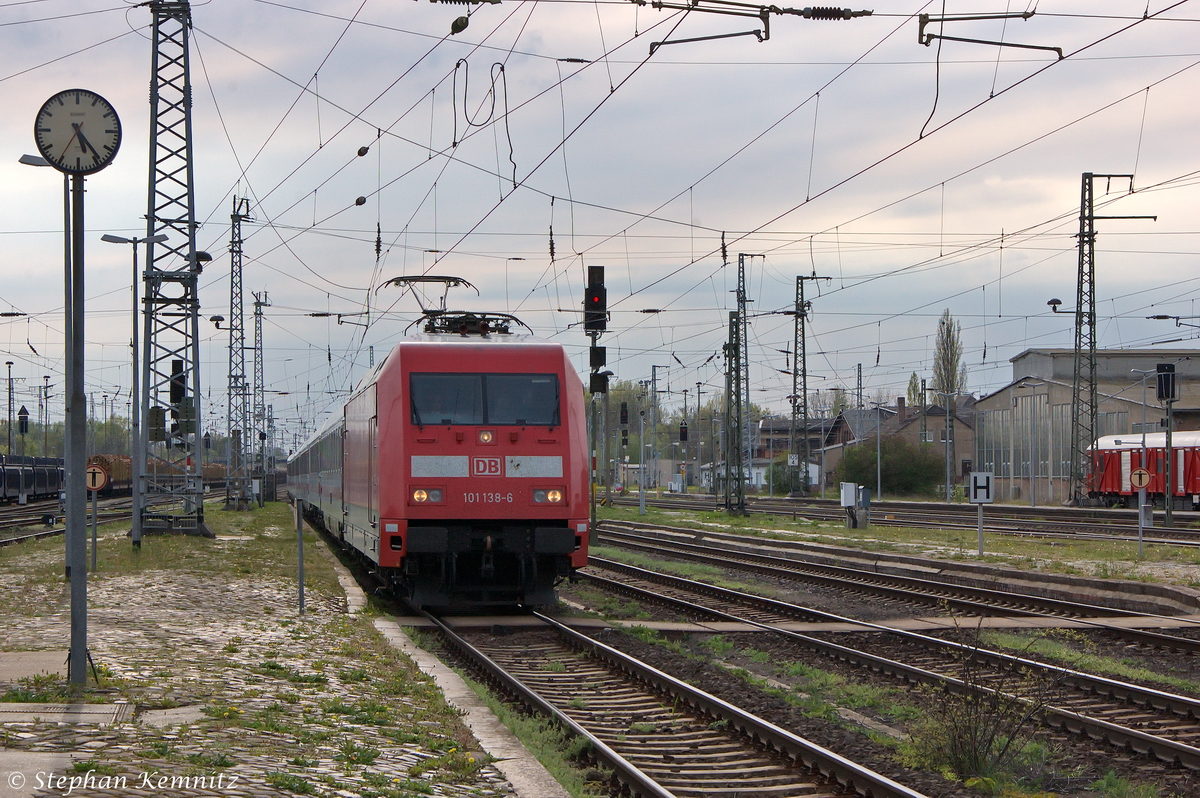 101 138-6 mit dem IC 2047 von Köln Hbf nach Leipzig Hbf, bei der Durchfahrt in Stendal am 27.04.2012. Wegen einer Streckensperrung der KBS 310 zwischen Braunschweig und Magdeburg, wurden vom 01.04.2012 - 04.07.2012 alle Intercity über Stendal und Wolfsburg umgeleitet.