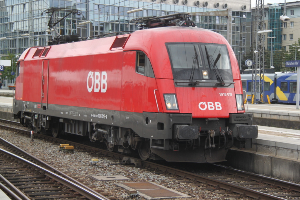 1016 018 stand am 29.08.2014 sehr brav im Mnchener Hbf und lie sich in Ruhe fotografieren.