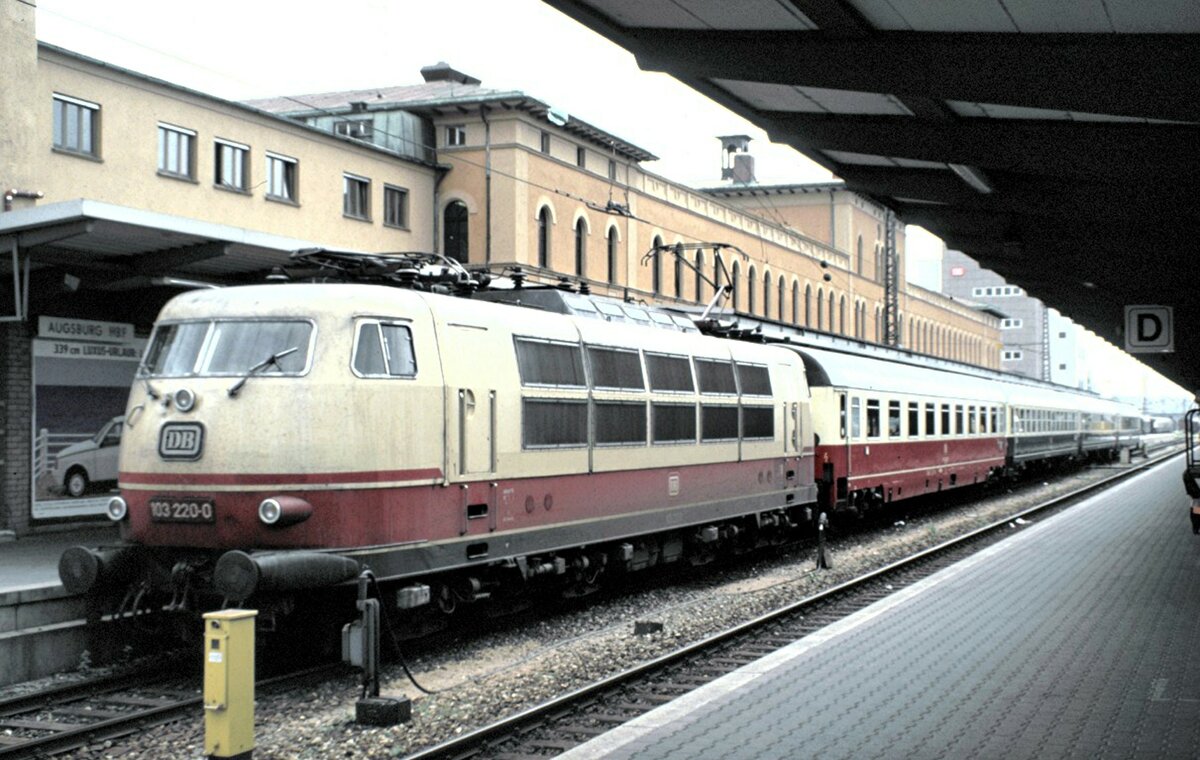103 220-0 mit kurzem IC in Augsburg am 15.05.1988.