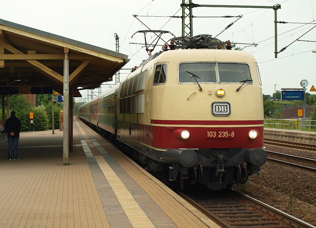 103 235-8 mit dem IC 2410 aus Köln bei der Einfahrt in Schleswig. 22.06.2011