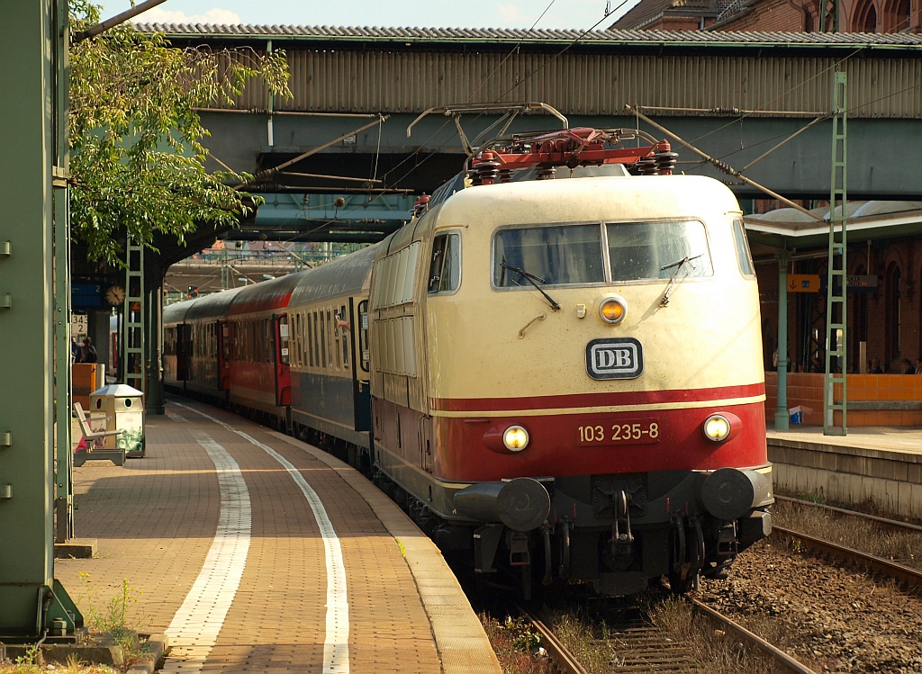 103 235-8 mit dem IC 2410 Hanseat hier aufgenommen beim Halt in HH-Harburg. 08.07.2011