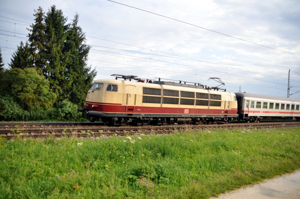 103 245-7 bei Neu-Ulm mit dem Freitagabend IC aus München, bis Ulm mit Umsetzung und sofortiger Leer-Rückfahrt nach München, am 29.07.2011.