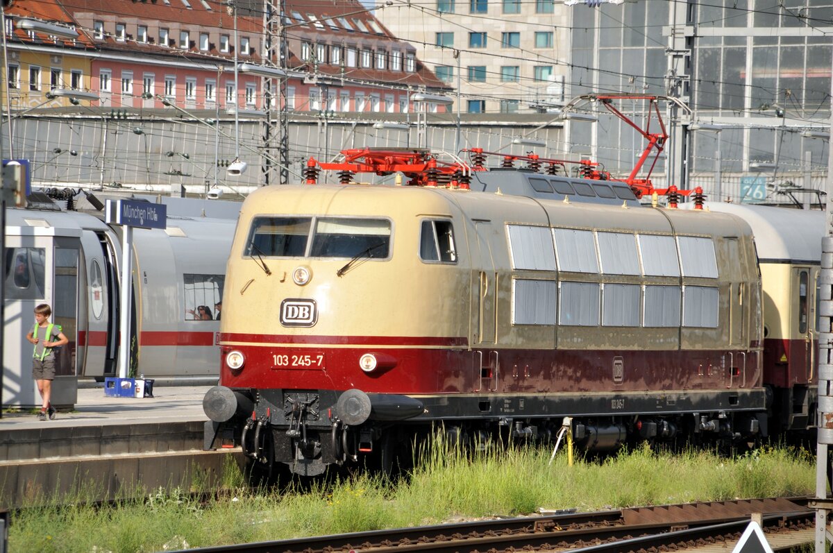 103 245-7 in München Hbf am 04.06.2022.