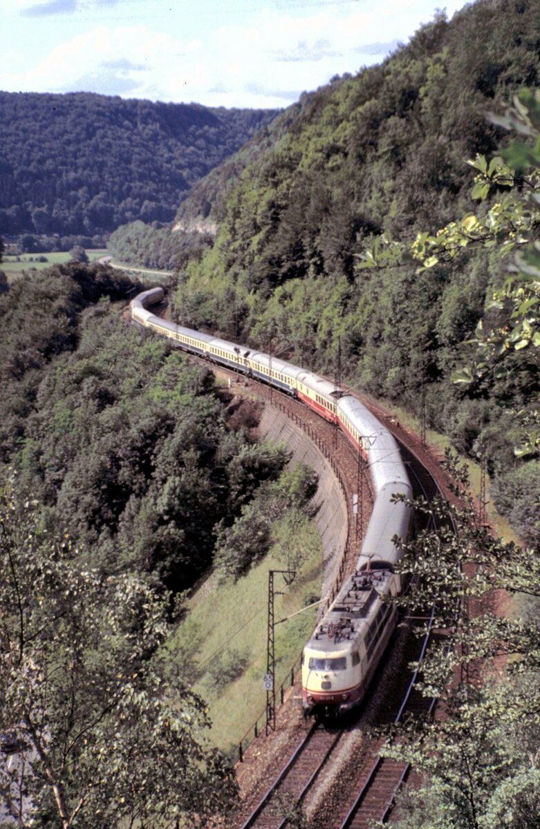 103 mit IC auf der Gislinger Steige vom M�hltalfelsen gesehen am 21.08.1982.