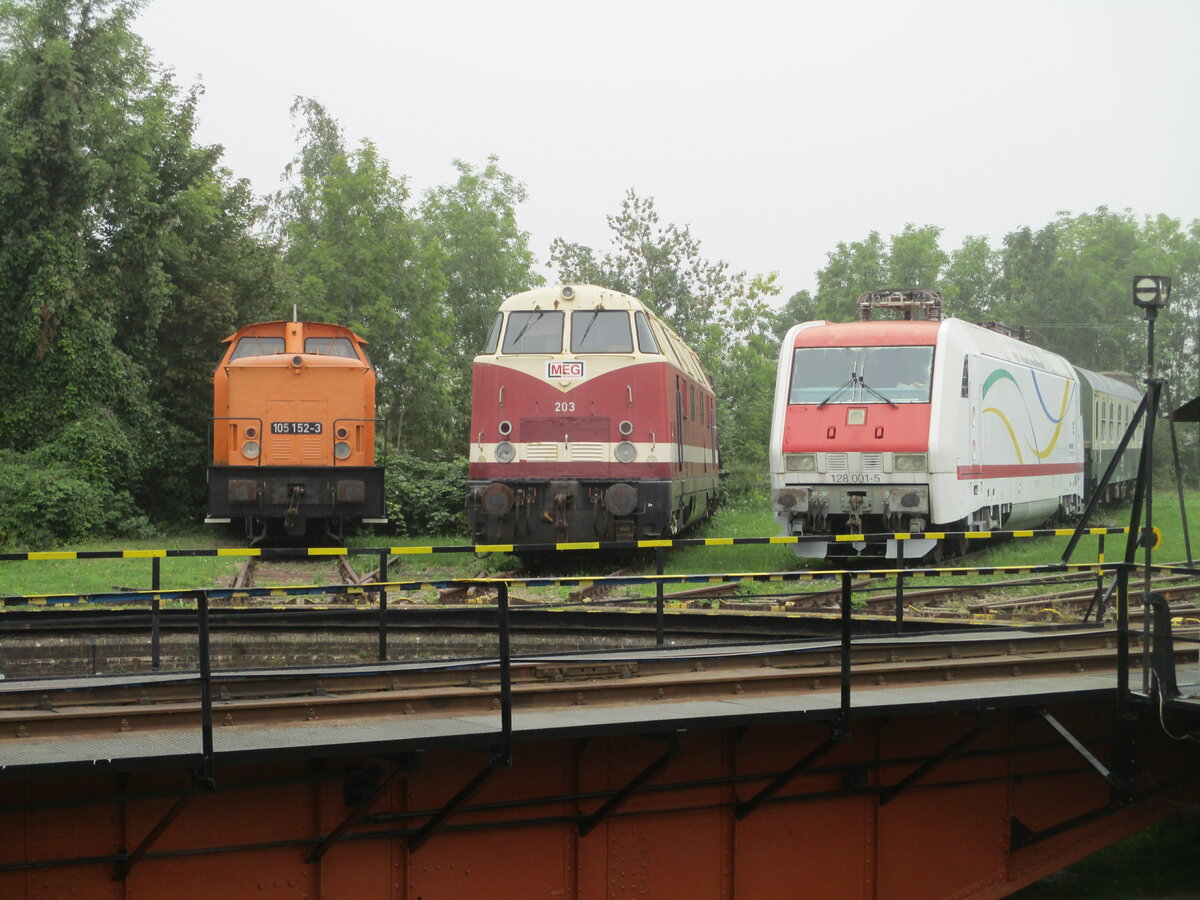 105 152,MEG 203 und die 128 001,auf den Freiständen,am 04.September 2021,in Weimar.