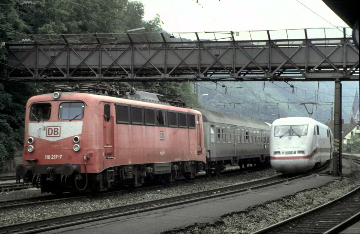 110 217-7 mit Schülerzug und ICE 1 in Geislingen/Steige am 15.08.1996.