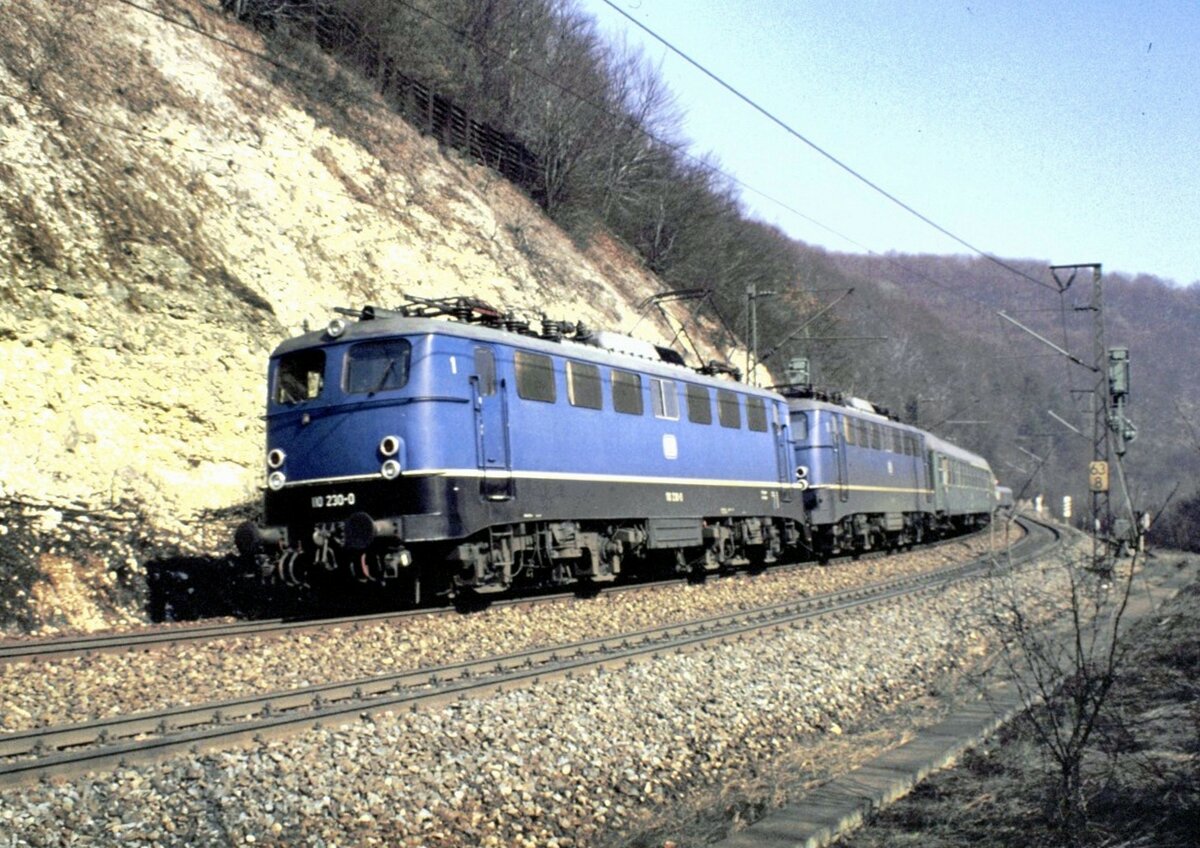 110 230-0 und eine weitere 110 auf der Geislingen Steige am 27.03.1982.