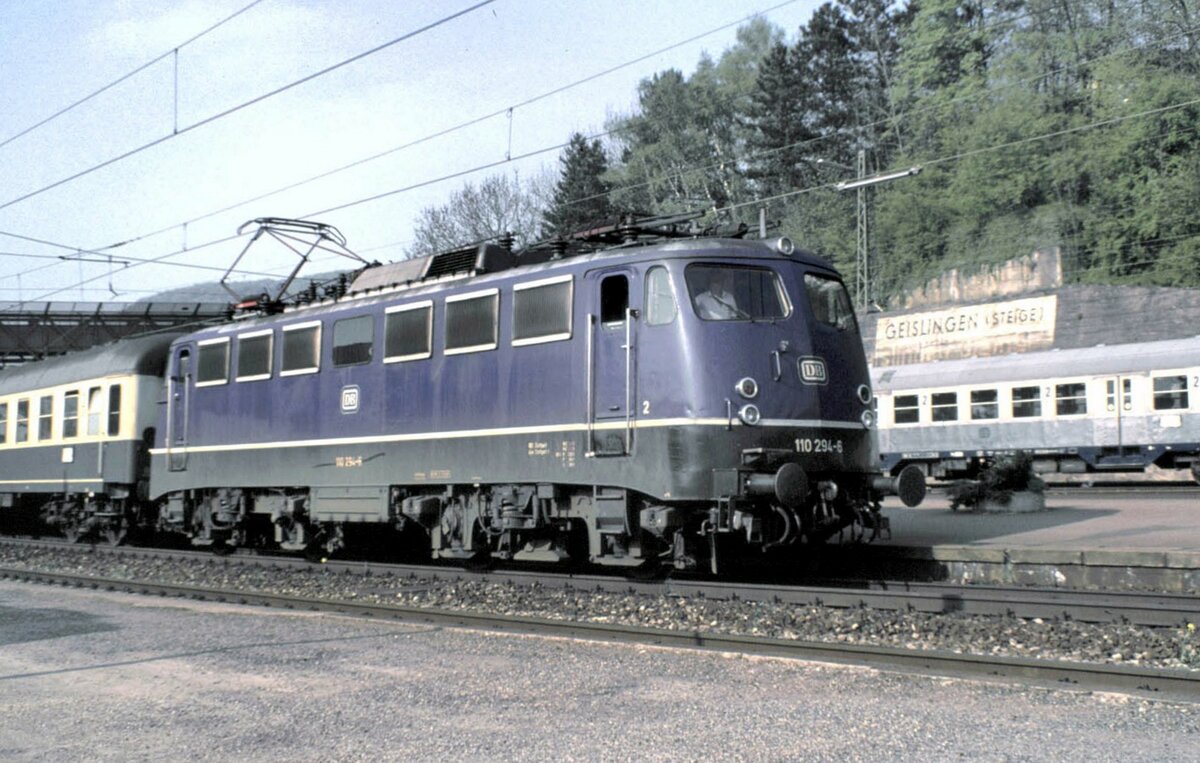 110 294-6 in Geislingen/Steige im Juni 1989.