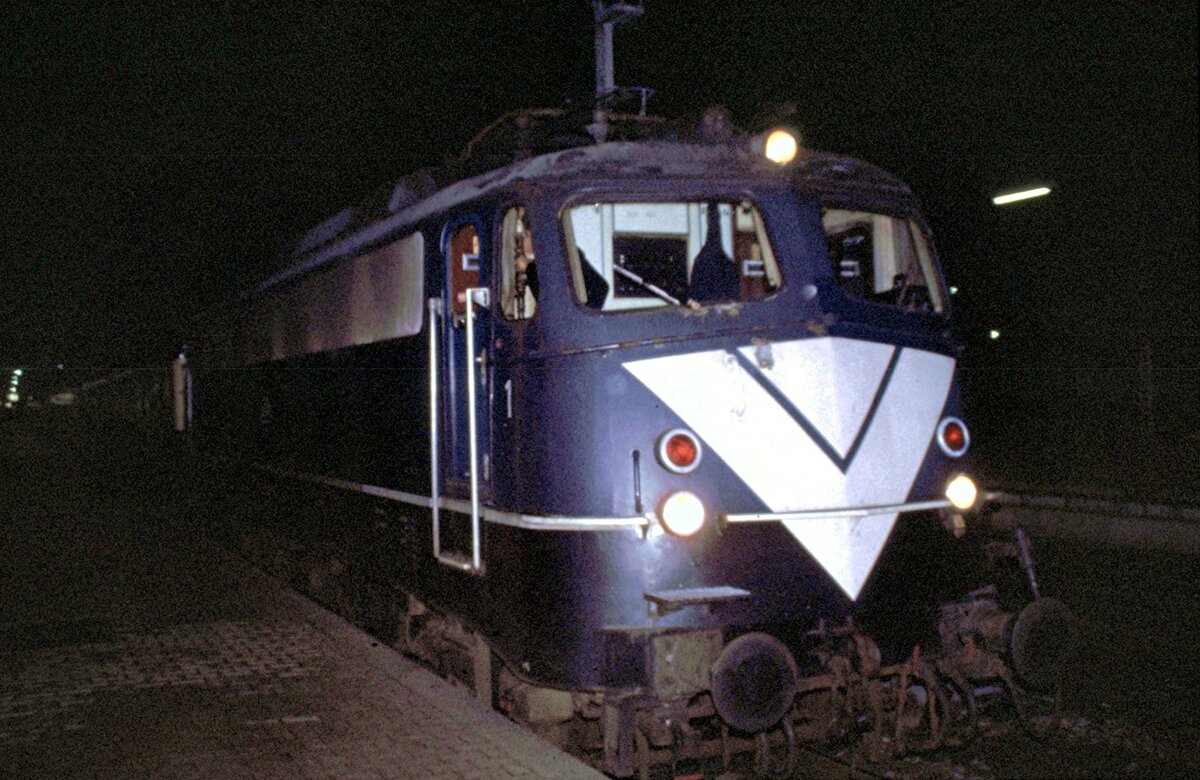 110 365-4 in Ulm am 18.12.1982. Der Einsatz vom Blitzlicht ist in Absprache und Erlaubnis von Bahnvorstand und Lokführer bei stehendem Zug erfolgt.
