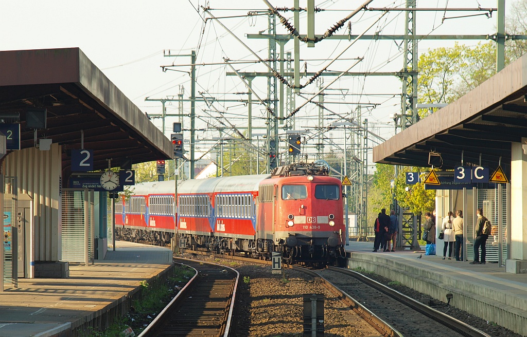 110 438-9 mit dem DZ 2701 durchfährt Neumünster Pbf Richtung Kiel. 21.04.2011