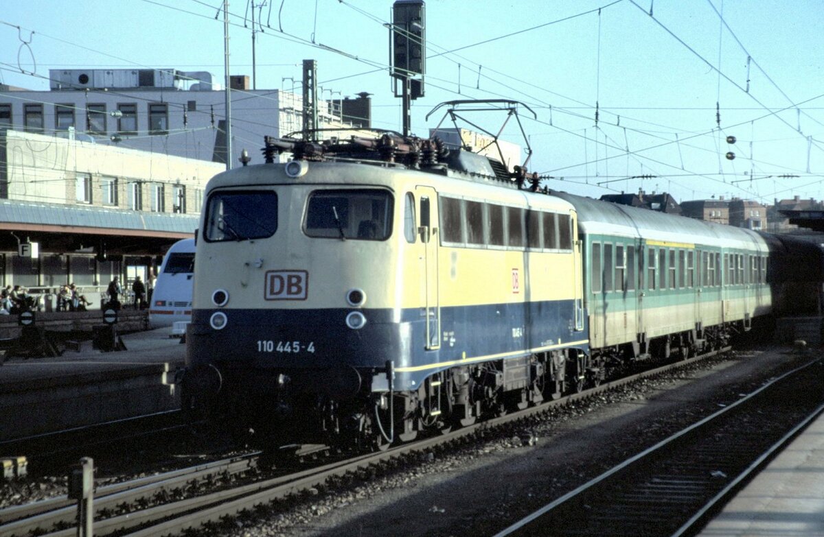 110 445-4 mit Nahverkehrszug in Um am 13.03.1999.