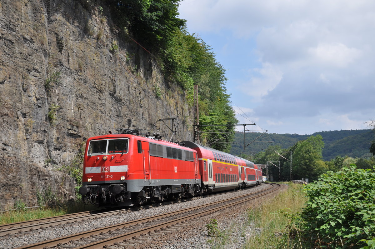 111 121-0 war am frühen Vormittag des 22. Juli 2020 als RE 4 (10414) auf dem Weg von Dortmund Hbf nach Aachen Hbf und wurde dabei mit ihren Doppelstockwagen in Ennepetal fotografiert. Die Ära mit lokbespannten Doppelstockzügen auf dem RE4 (Wupper-Express) wird leider am 12. Dezember 2020 mit der Umstellung auf den Rhein-Ruhr-Express (RRX) enden. 