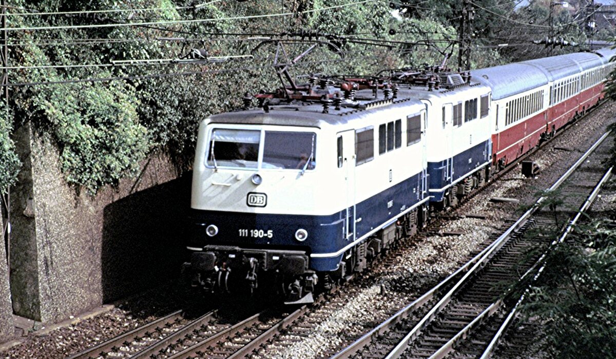 111 190-5 und 111 mit IC in Ulm am 12.09.1987.