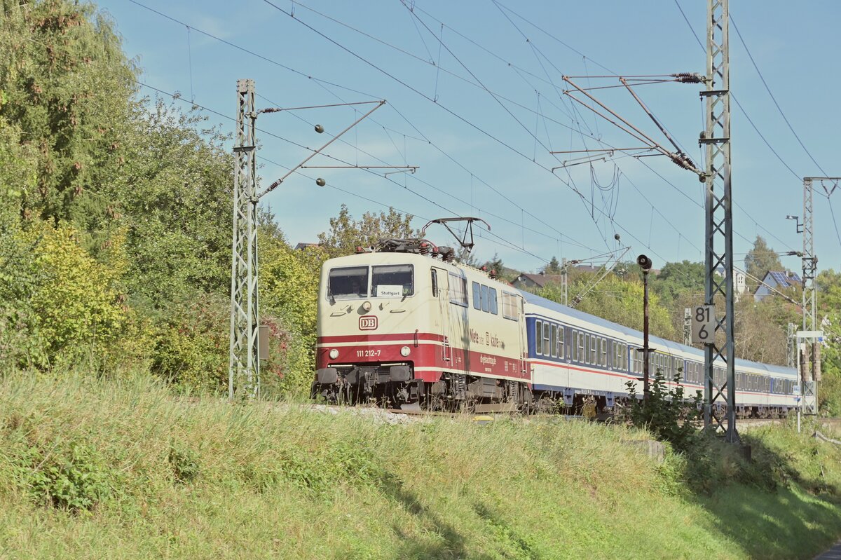 111 212 mit TRI RE8 Ersatzzug in Osterburken am 27.9.2023 