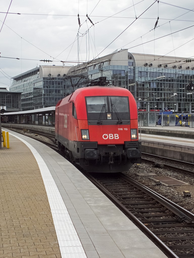 1116 113 zieht, nachdem die V60 ihre Wagen abgezogen hatte, ins Gleisvorfeld vor, um sich auf die andere Seite ihres ECs zu setzen.