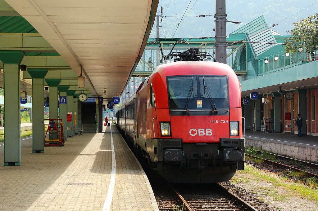 1116 172-6 steht hier abfahrbereit mit dem IC 867  Österreich liest  nach Wien Westbahnhof im Bahnhof von Bregenz. 02.06.12