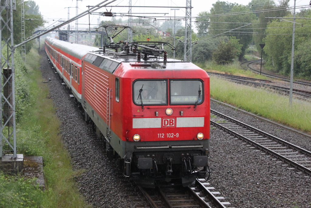 112 102 mit RE 13290 von Warnemünde nach Berlin-Ostbahnhof bei der Durchfahrt in Rostock-Bramow.04.06.2017